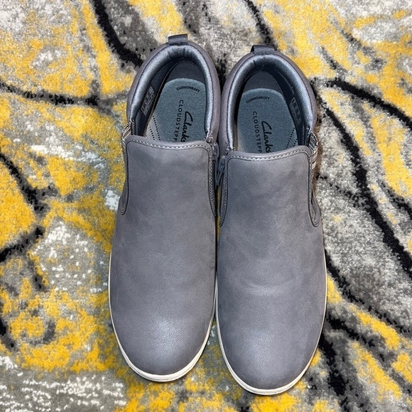 Clarks Women's Gray Ankle Faux Suede Size 9.5M - Picture 1 of 5